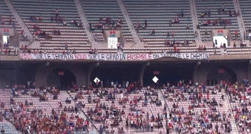 بالفيديو.. مناوشات ورشق بالشماريخ بين جمهوري الإفريقي والملعب التونسي بالدوري